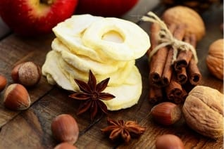 Adornos de Navidad naturales: rebanadas de manzana seca