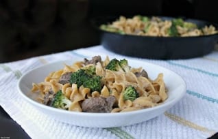 Extremidades cremosas de la carne de vaca y sartén del bróculi