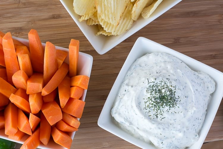 Dill Dip: un d&iacute;a f&aacute;cil de juegos o aperitivo de fiesta con papas fritas y verduras para mojar. Mucho mejor hecho en casa!