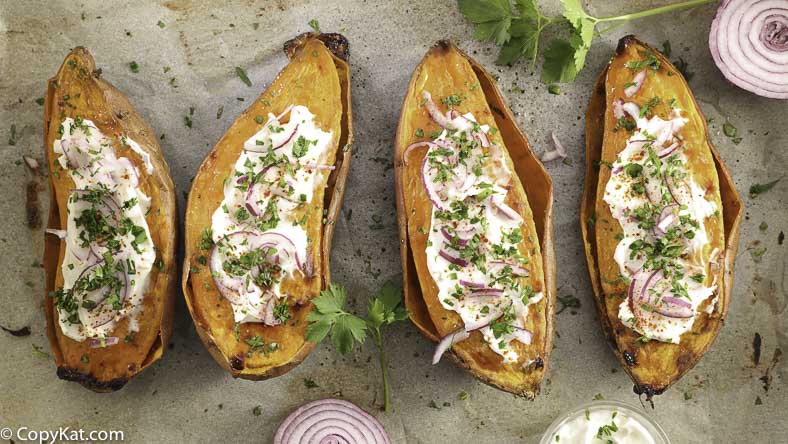 Batatas al horno con crema agria y perejil