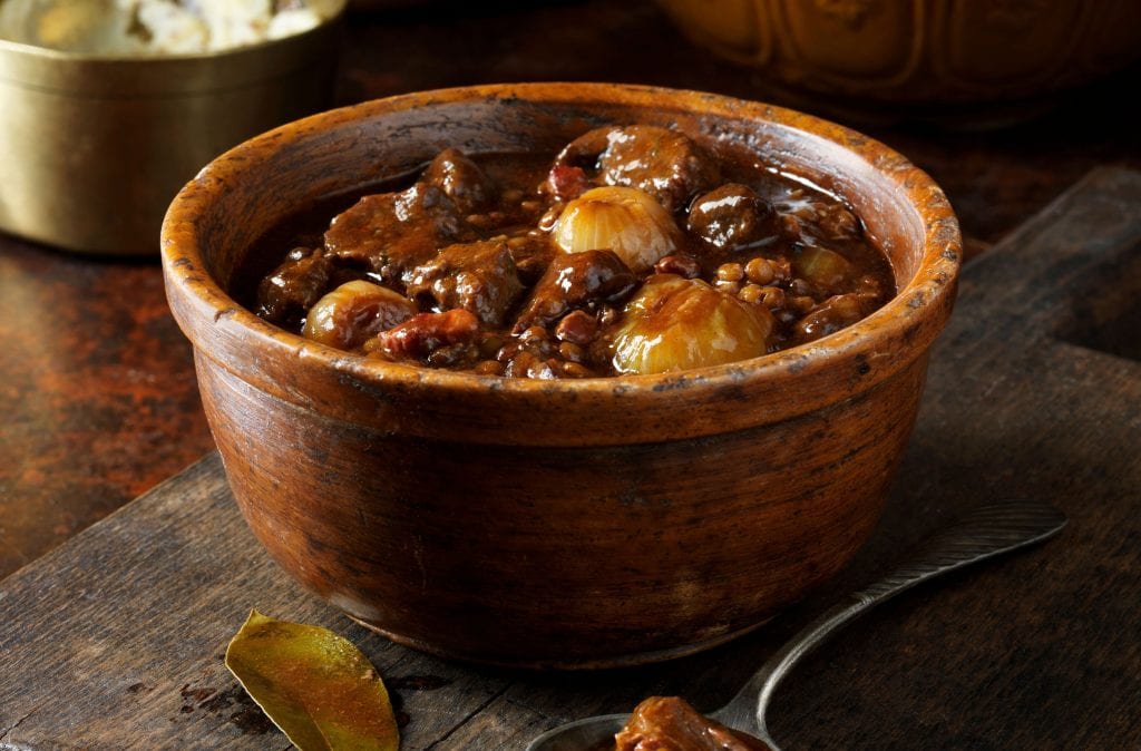 Ensopado de carne Procurando receitas de carne, ensopado de carne, receitas de fogão lento, receitas de ensopado de carne ou caçarola de carne? Um caldo de inverno tradicional, este pote de carne fervendo é embalado com vegetais de raiz, ervas frescas, mostarda e molho Worcestershire.