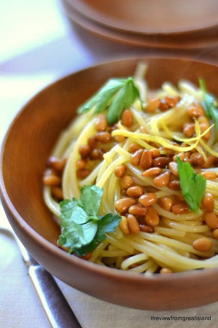 Espaguetis con nueces asadas en un taz&oacute;n de madera