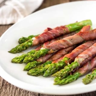 Espárragos envueltos con jamón y salvia