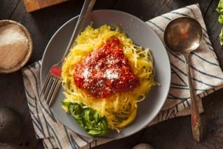 Calabaza espagueti con salsa Marinara simple: fácil, saludable y sin carn