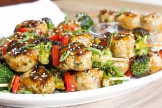Brochetas de albóndigas de pollo Teriyaki