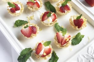 Pasteles de queso de mini fresas fáciles de 10 minutos en conchas de filo