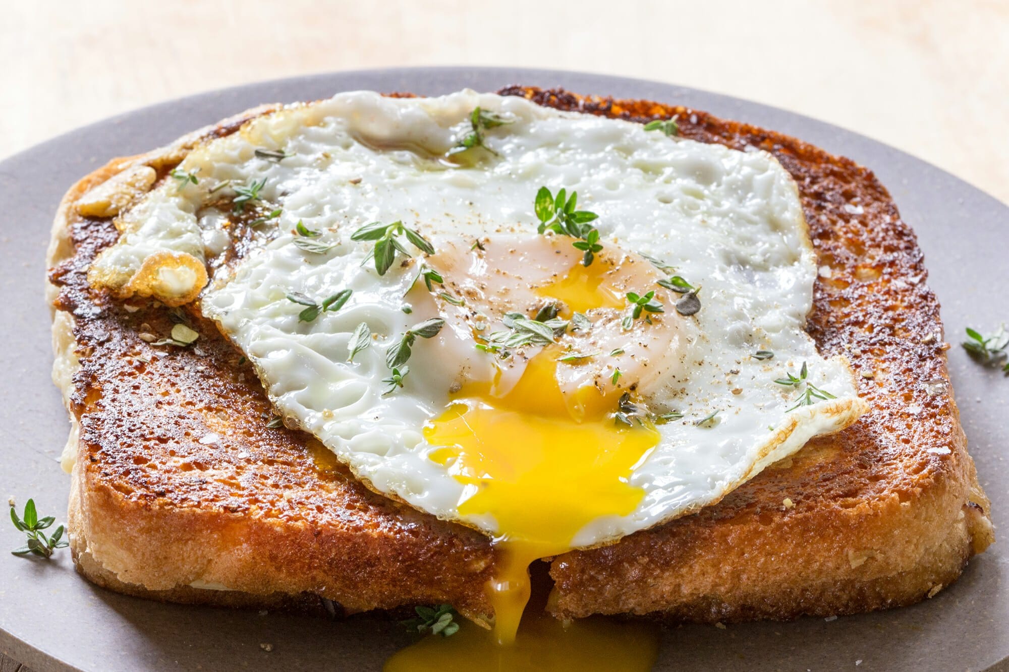 S&aacute;ndwich cl&aacute;sico de jam&oacute;n y queso Croque Madame