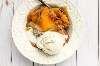 Fácil olla de cocción lenta Peach Cobbl