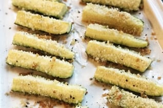Cuñas de calabacín saludables hacen que los lados, aperitivos y bocadillos sean fáciles