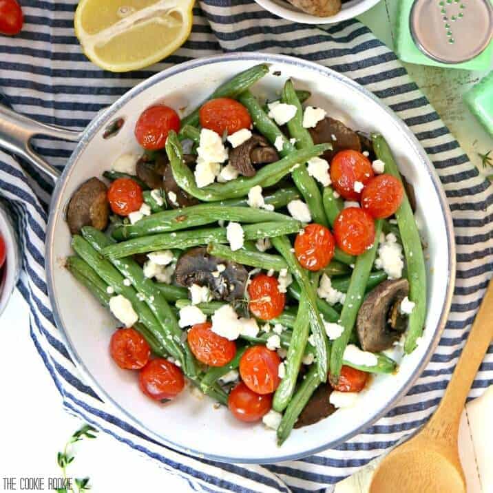 Judías verdes asadas con queso feta y tomates