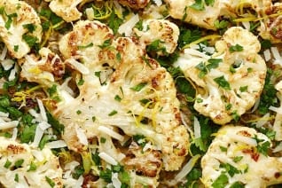 Filetes De Coliflor Asados ​​Con Parmesano Y Cáscara De Limón