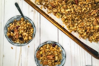 Olla de cocción lenta, calabaza, granola con arce, dátiles y pacanas