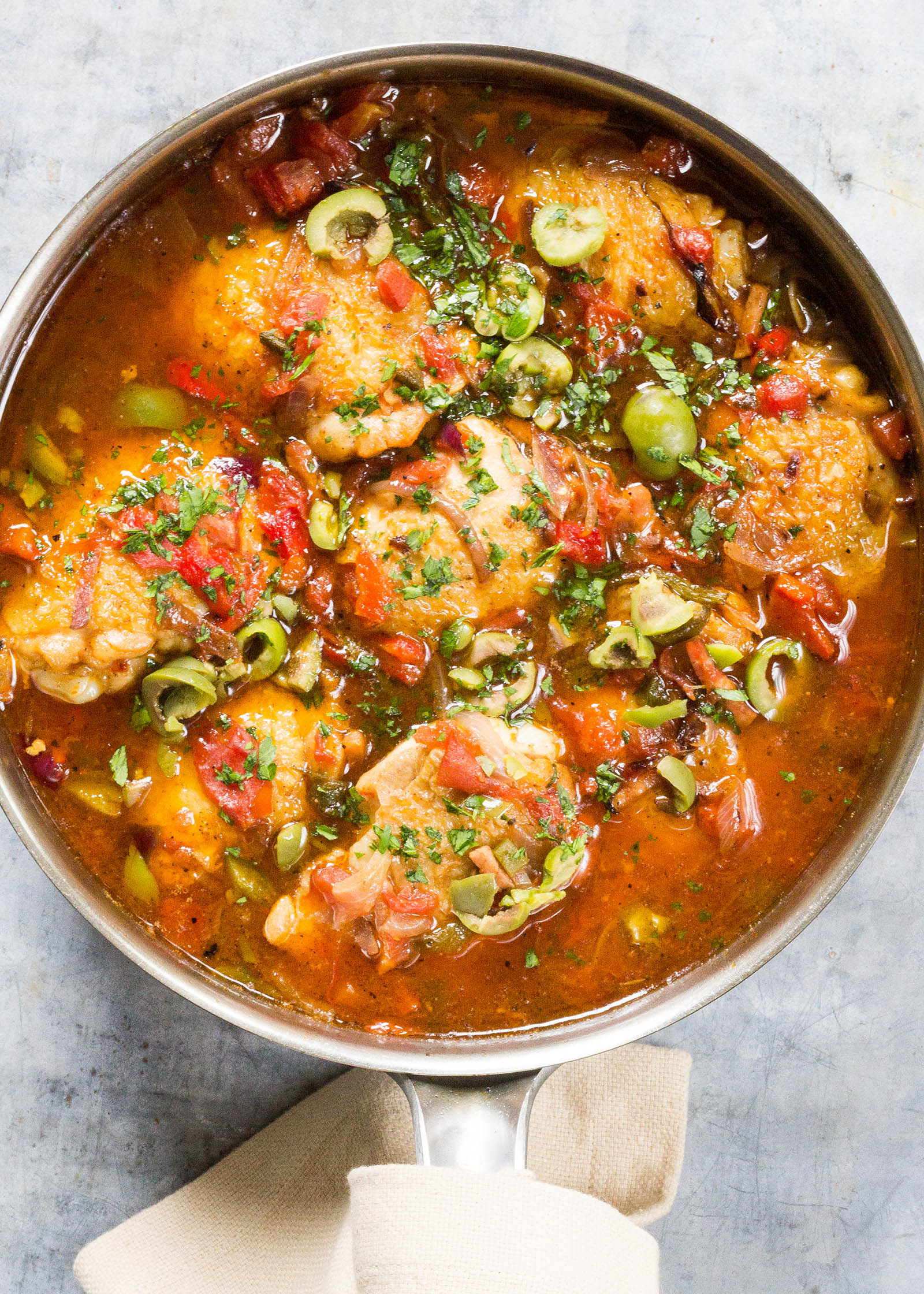 Frango de estilo basco com pimentos e azeitonas