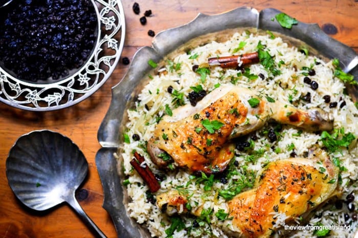Pollo de Ottolenghi con cebollas caramelizadas y arroz de cardamomo