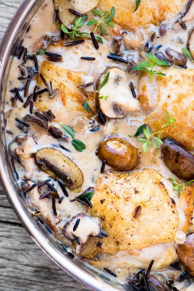 Frango cremoso com arroz selvagem e cogumelos é um prato de conforto clássico de outono ~ theviewfromgreatisland.com