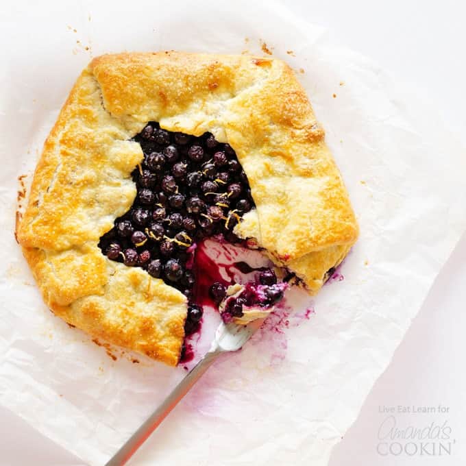Esta Galette de lim&oacute;n y ar&aacute;ndanos es una tarta r&uacute;stica y simple que es tan deliciosa como f&aacute;cil. &iquest;Qui&eacute;n no ama los postres simples despu&eacute;s de todo?