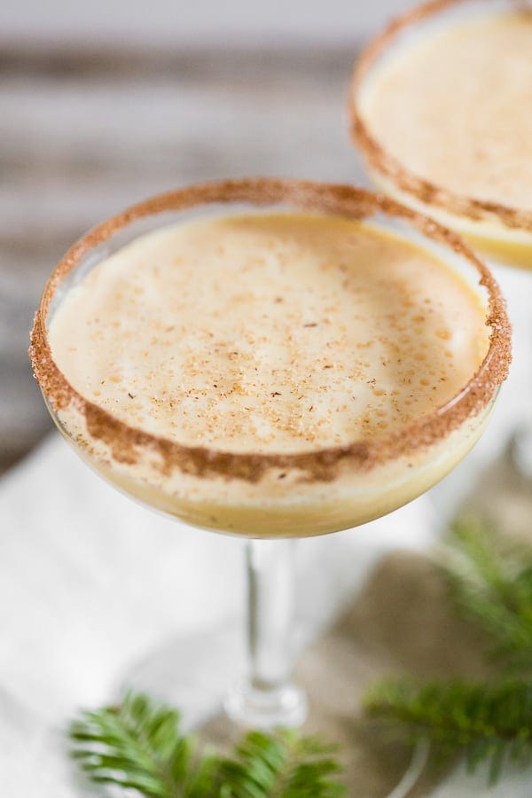 Brinde por las fiestas con este cremoso martini con rompope. Combina un delicioso rompope, vodka de vainilla, amaretto y una pizca de nuez moscada. &iexcl;Te encantar&aacute; este sabroso c&oacute;ctel de invierno!