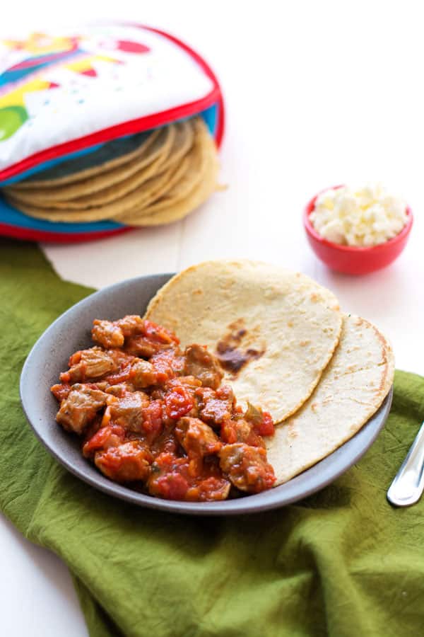 El estofado de cerdo mexicano (Puerco en Salsa Roja) es una cena f&aacute;cil con solo 2 ingredientes. Servir con tortillas de ma&iacute;z caseras.