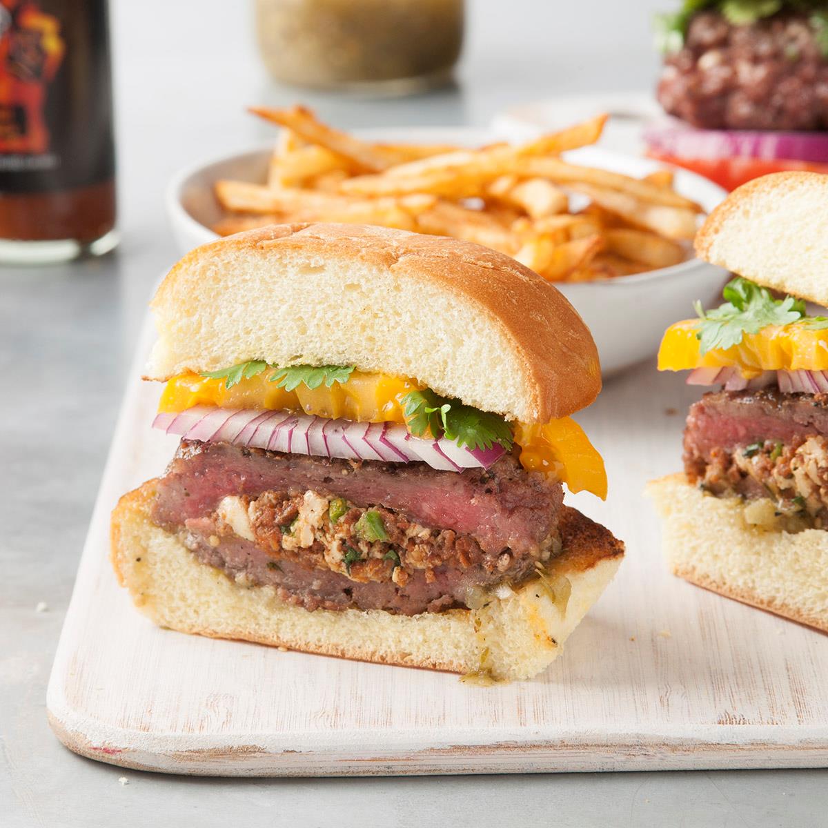 Hamburguesas de Chorizo ​​Rellenas con Salsa de Tomatillo Receta