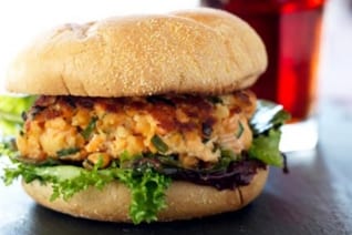 Hamburguesas de salmón crujientes fáciles en 15 minutos o menos