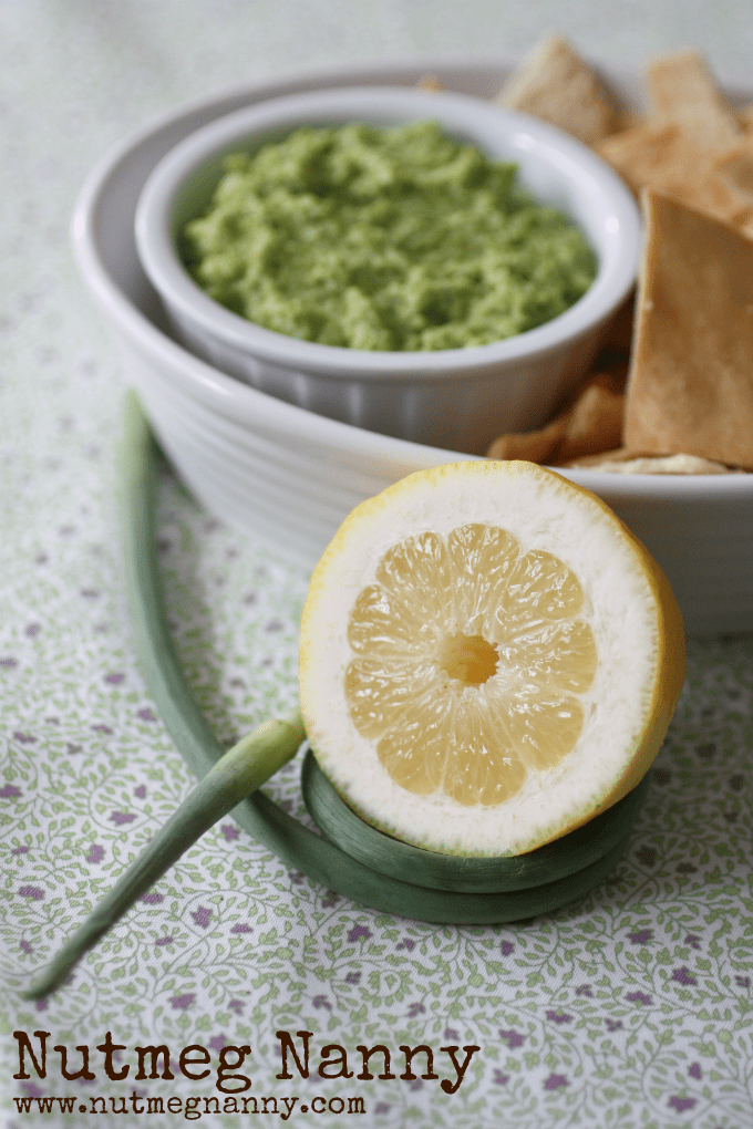 Este hummus de alho edamame é incrivelmente delicioso e perfeito para todas as paisagens de alho da primavera. Perfeito para mergulhar com legumes ou batatas fritas.