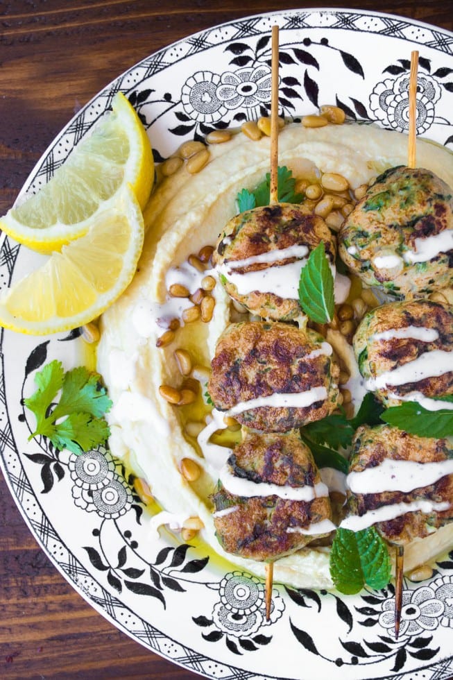 Hummus cremoso con jugosas brochetas de alb&oacute;ndigas de calabac&iacute;n de Turqu&iacute;a