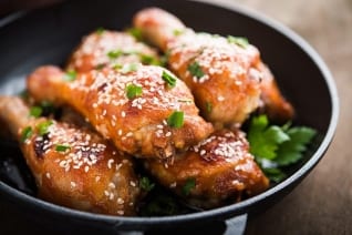 Comida fácil de la noche: muslos de pollo con miel y sésamo