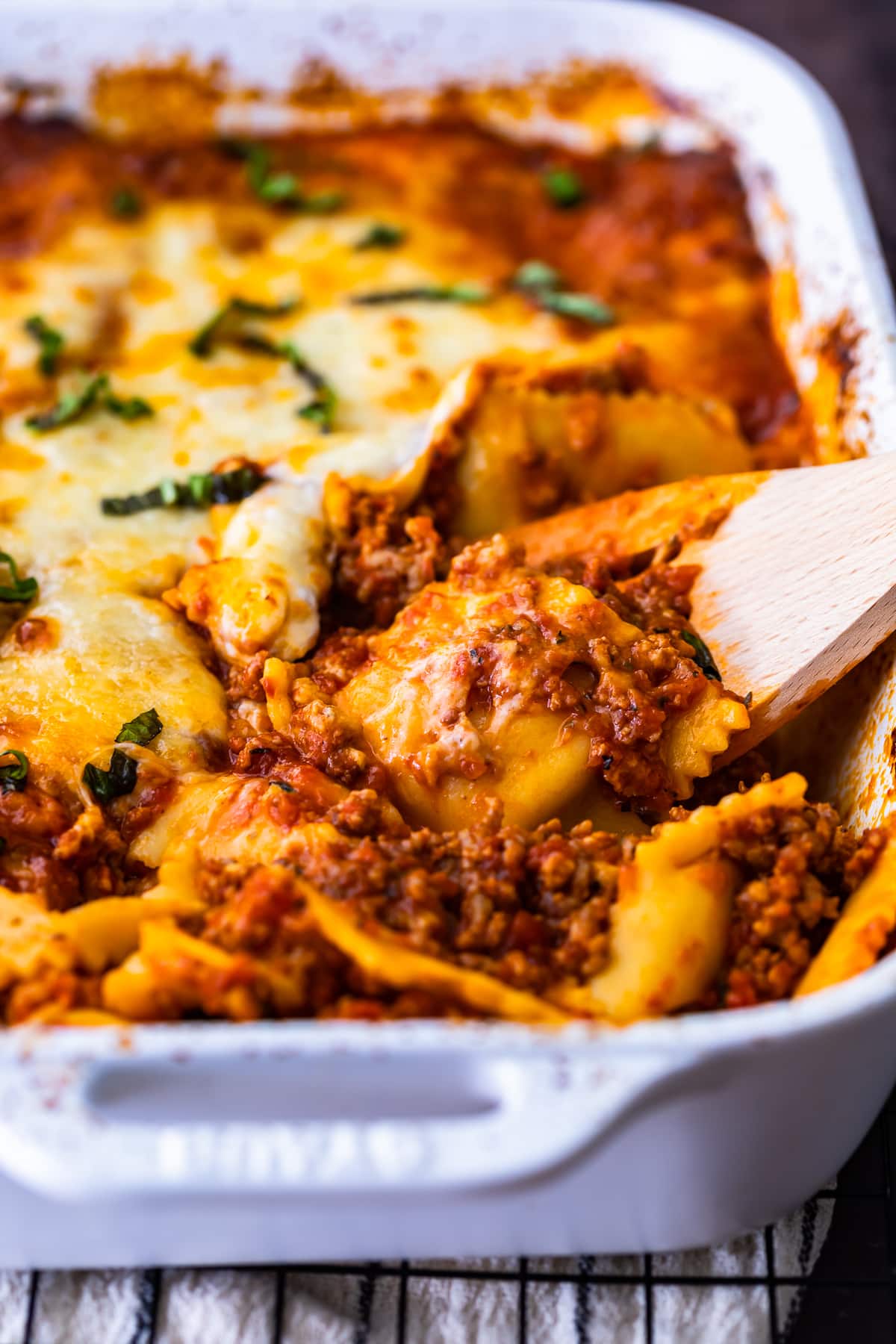 lasa&ntilde;a de ravioles horneados con salchicha y queso