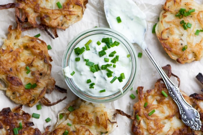 Latkes de cebolla dulce con crema agria de cebollino ~ theviewfromgreatisland.com