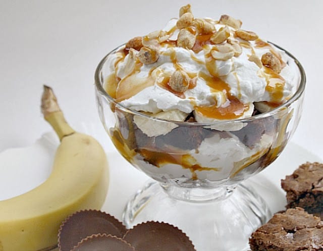 : mantequilla de man&iacute; Brownie Trifle con pl&aacute;tanos y caramelo