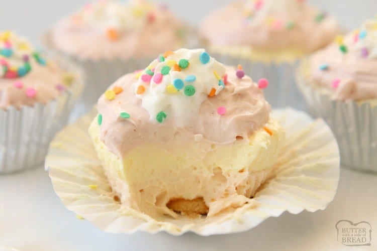&iexcl;Mini pasteles de queso sin hornear perfectos para la primavera! Postres pastel f&aacute;ciles con relleno dulce y cremoso de tarta de queso y vainilla que se prepara en minutos.