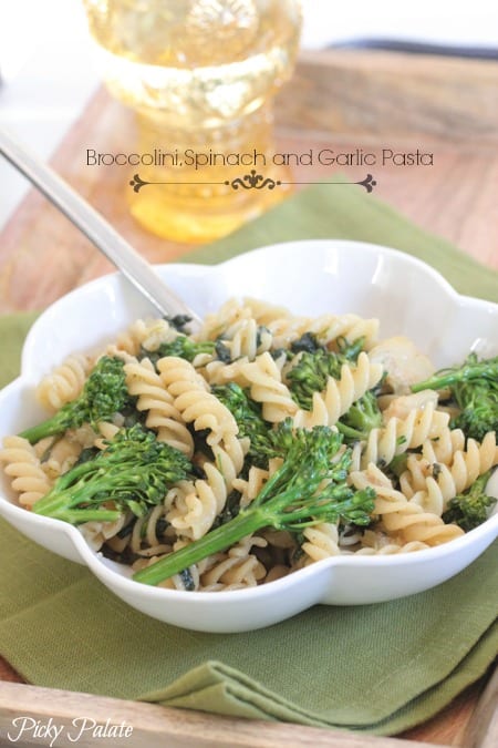 Espinacas Broccolini y pasta de ajo por