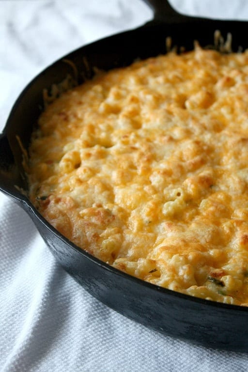 Esta receta de macarrones y queso poblano repleta de sabor est&aacute; repleta de chiles poblanos asados, mucho queso y solo un toque de lima picante.