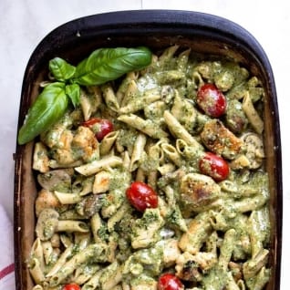 Pasta de pollo cremoso al pesto