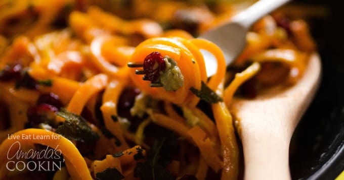 Pasta de calabaza con salsa de crema con queso