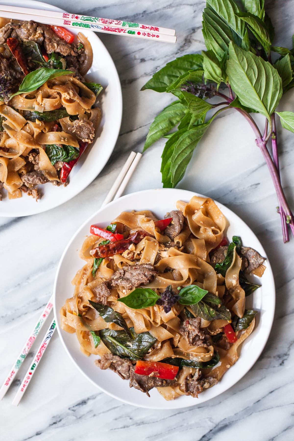 Tallarines de albahaca tailandesa con carne de res (fideos borrachos)