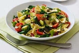 Pasta de una olla con tomate, espinaca y calabacín