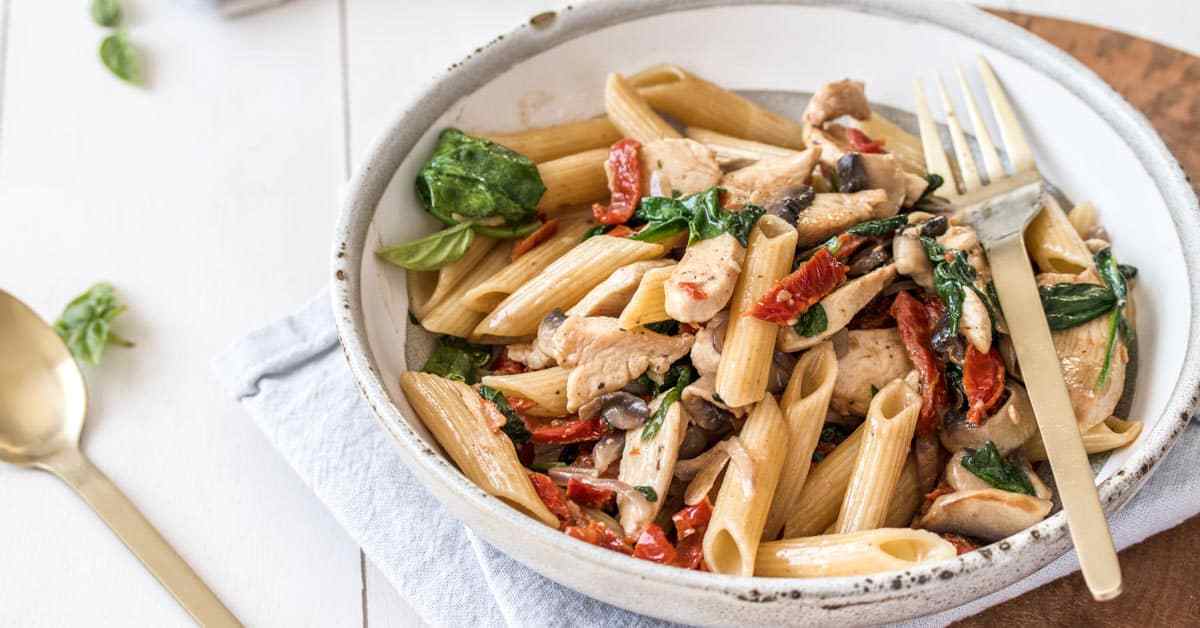 Pasta Penne de pollo con tomates secos