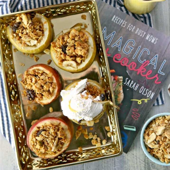 Manzanas al horno de granola {¡La revisión mágica del libro de cocina de la olla de cocción lenta!}