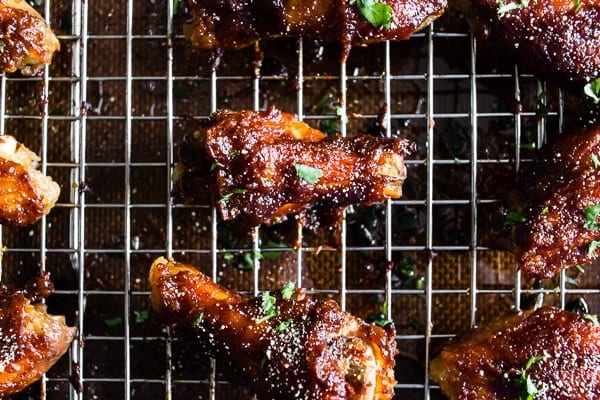 Estas alitas de pollo con mantequilla de manzana, miel y mostaza son f&aacute;ciles de hacer, deliciosas y son la comida de f&uacute;tbol perfecta. Las alitas se hornean hasta que est&eacute;n crujientes (&iexcl;sin fre&iacute;r!) Y se ba&ntilde;an en una salsa casera de manzana, mantequilla, miel y mostaza. &iexcl;Te van a encantar estas alas!