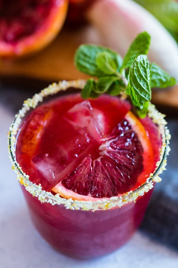 &iexcl;Esta margarita de naranja y jengibre es el c&oacute;ctel perfecto para tus fiestas de fin de semana! Este beb&eacute; usa naranjas sanguinas y las combina con jengibre picante, jugo de lima, tequila y sirope de agave. &iexcl;Te encantar&aacute; lo f&aacute;cil que es preparar estos c&oacute;cteles frescos y de temporada!