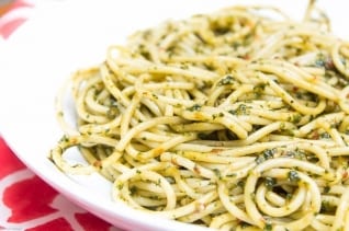 Pasta de pesto de espinaca picant