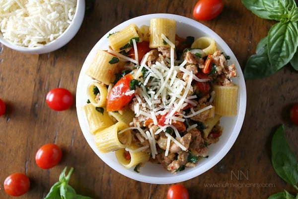 Esta pasta italiana de salchicha y col rizada est&aacute; llena de cebolla, tomate, col rizada, salchicha y albahaca. Es el plato perfecto entre semana y est&aacute; listo en solo 30 minutos.