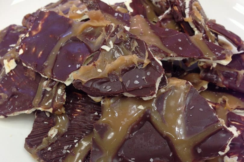 Matzo cubierto de chocolate sin gluten con caramelo salado