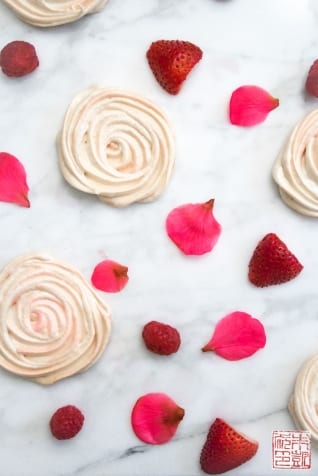 Merengues De Rosa Para Un Postre De Primavera Simpl
