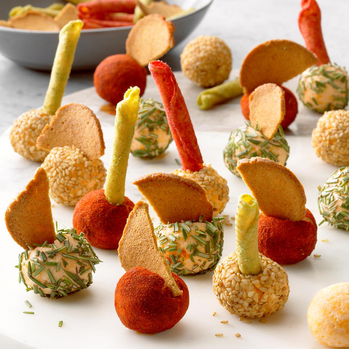 Mini bolas de queijo Essas mini bolas de queijo são o lanche rápido perfeito para qualquer festa. Top com torradas ...