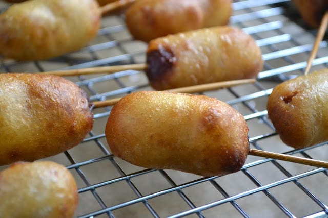 Mini perros ahumados de ma&iacute;z con salsa de cebolla