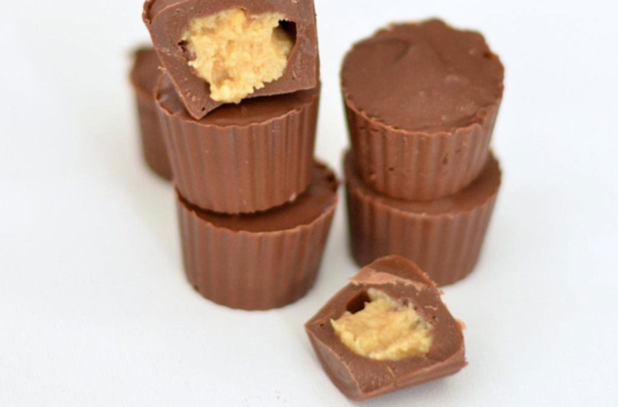 Mini copos caseiros de manteiga de amendoim Fazer sua própria manteiga de amendoim não poderia ser mais fácil, com apenas um ingrediente necessário! Combinar esta saborosa pasta salgada com chocolate doce é uma combinação perfeita.