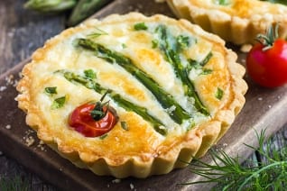 Mini tartas deliciosamente fáciles de espárragos y queso