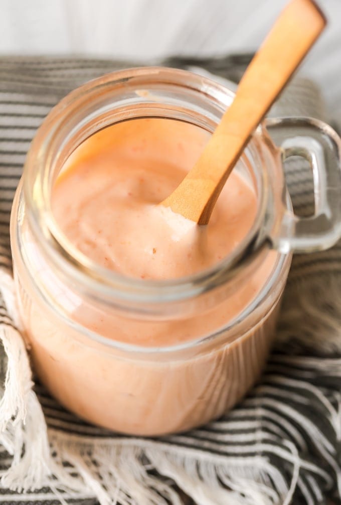 Bang Bang Sauce en un peque&ntilde;o frasco de vidrio